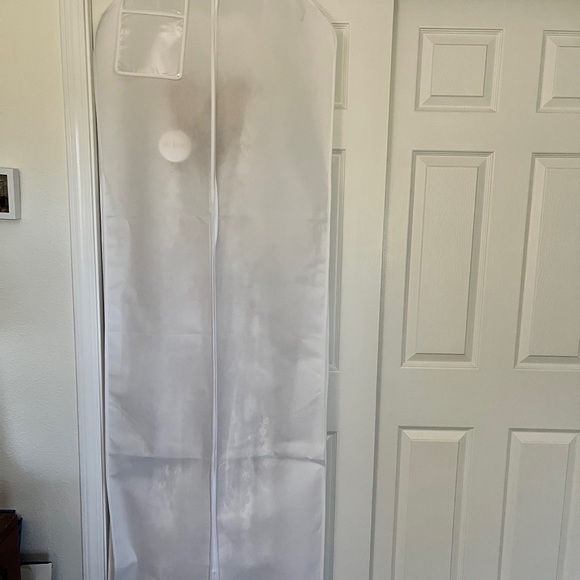 Never-Been-Worn Wedding Dress - Picture 8 of 11